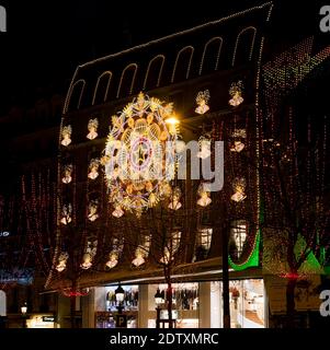 Dior mit Weihnachtsbeleuchtung auf der Avenue des Champs Elysees - Paris, Frankreich Stockfoto