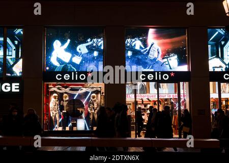 Celio bei Nacht auf der Avenue des Champs Elysees - Paris, Frankreich Stockfoto