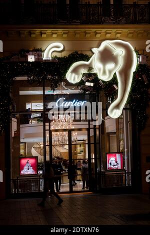 Cartier mit Weihnachtsbeleuchtung auf der Avenue des Champs Elysees - Paris, Frankreich Stockfoto