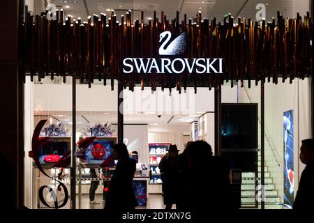 Swarovski bei Nacht auf der Avenue des Champs Elysees - Paris, Frankreich Stockfoto