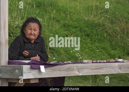 Qaqortoq, Grönland - 28. August 2017: Inuit eskimo Frau auf einem Markt in Qaqortoq Grönland. Stockfoto