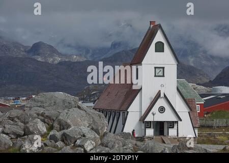 Nanortalik, Grönland - 27. August 2017: Berühmte und schöne Kirche in der kleinen Stadt Nanortalik in Grönland zusammen mit seiner wilden und unberührten Ba Stockfoto