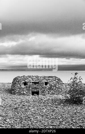 Eine alte Abwehrpillenbox am Strand von Porlock Weir, Somerset UK Stockfoto