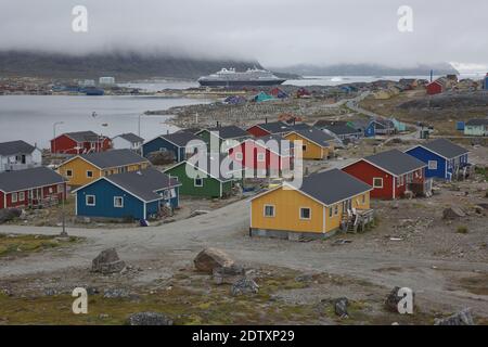 Nanortalik, Grönland - 27. August 2017: Architektur und bunte Häuser in der kleinen Stadt Nanortalik in Grönland zusammen mit seinem wilden und ungeplünderten Stockfoto