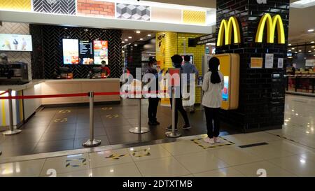 Rawang, Selangor, Malaysia, 23. Dezember 2020 - McDonald Fast-Food-Restaurant Ladentisch mit Menschen Maske während Covid tragen 19 Pandemie Stockfoto