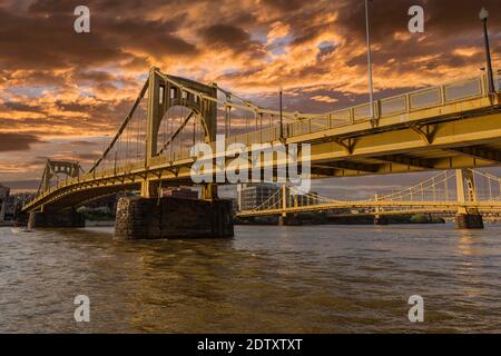 Blick auf die Brücken in der Innenstadt und den Allegheny River in Pittsburgh, Pennsylvania. Stockfoto