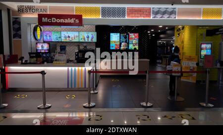 Rawang, Selangor, Malaysia, 23. Dezember 2020 - McDonald Fast-Food-Restaurant Ladentisch mit Menschen Maske während Covid tragen 19 Pandemie Stockfoto