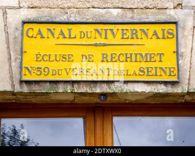 Schilder an Häusern in der Schleuse am Canal du Nivernais in Bourgogne, Frankreich Stockfoto