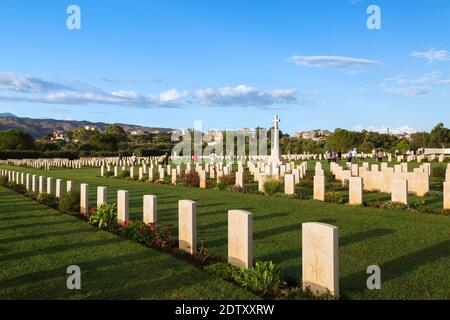 Grabsteinreihen und Gedenkkreuz in Souda Bay war Cemetery at Sunrise, Chania Region, Kreta Island, Griechenland Stockfoto