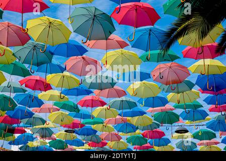 Farbige Sonnenschirme in den Himmel Stockfoto