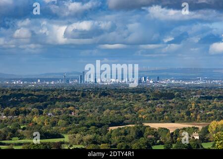 Stadt Manchester von stürmischen Punkt im Herbst, Alderley Edge, Cheshire, England, Großbritannien Stockfoto