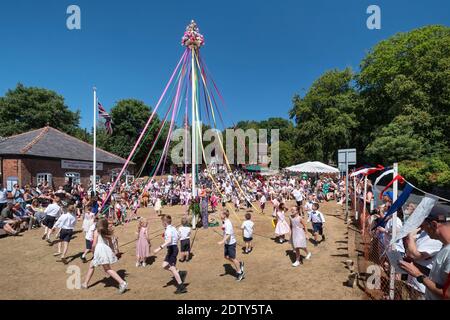 Maypole Dancers, Whitegate Village Fair, Whitegate, Cheshire, England, Großbritannien Stockfoto