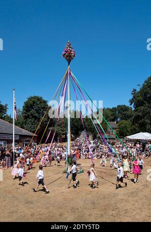 Maypole Dancers, Whitegate Village Fair, Whitegate, Cheshire, England, Großbritannien Stockfoto