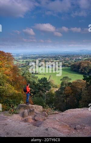 Walker am stürmischen Punkt mit Blick auf die Cheshire Plain im Herbst, Alderley Edge, Cheshire, England, Großbritannien Stockfoto