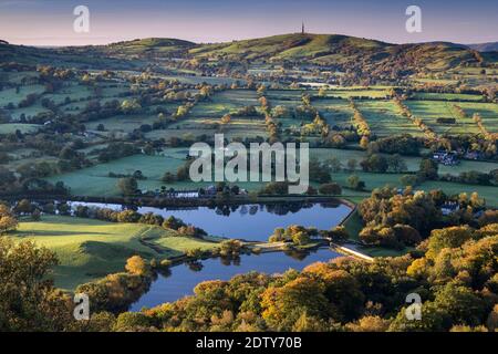 Teggs Nase Reservoir und Bottoms Reservoir von TEGG Nase auf den ersten leichten, TEGG Nase, in der Nähe von Macclesfield, Cheshire, England, Großbritannien Stockfoto