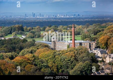 Clarence Mill, Bollington und die entfernte Stadt Manchester in Autmn, Bollington, Ches hire, England, Großbritannien Stockfoto