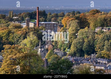 Clarence Mill, Bollington und die entfernte Stadt Manchester in Autmn, Bollington, Ches hire, England, Großbritannien Stockfoto