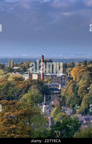 Clarence Mill, Bollington und die entfernte Stadt Manchester in Autmn, Bollington, Ches hire, England, Großbritannien Stockfoto