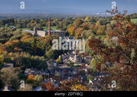 Clarence Mill, Bollington und die entfernte Stadt Manchester in Autmn umrahmt von Hawthorn Berries, Bollington, Cheshire, England, Großbritannien Stockfoto