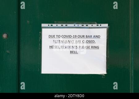 Geschlossene Bar und Restaurant, offen für Hotelbewohner Schild an Tür des Goldenen Löwen während der Covid-19 Coronavirus Pandemie, Stirling, Schottland, Großbritannien Stockfoto