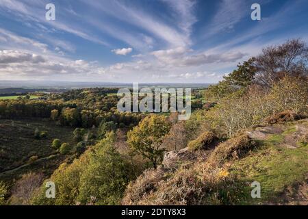 Blick über die Cheshire-Ebene im Herbst vom Maiden Castle, Bickerton Hill, Cheshire, England, Großbritannien Stockfoto