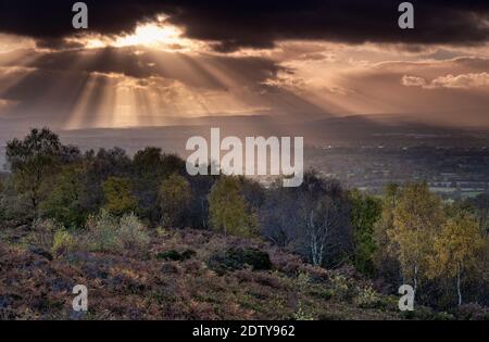 Sunburst über der Cheshire Plain von Bickerton Hill im Herbst, Bickerton Hill, Cheshire, England, Großbritannien Stockfoto