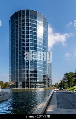 Einer von zwei Autotürmen (VW AutoTürme) in der Autostadt in Wolfsburg. Automatische Speicherung von 400 Autos in jedem Turm. Stockfoto