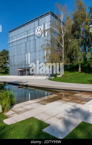 Der würfelförmige Volkswagen-Pavillon in der massiven Autostadt - Autostadt - in Wolfsburg. Deutschland. Entworfen von Ray Hole Architects. Stockfoto