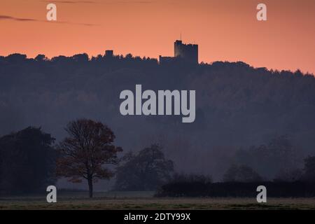 Peckforton Castle bei Sonnenuntergang von Peckforton Hall Lane, Peckforton, Cheshire, England, Großbritannien Stockfoto