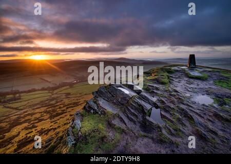 Sonnenaufgang über Wildboarclough vom Shutlingsloe Summit, Cheshire, Peak District National Park, England, Großbritannien Stockfoto