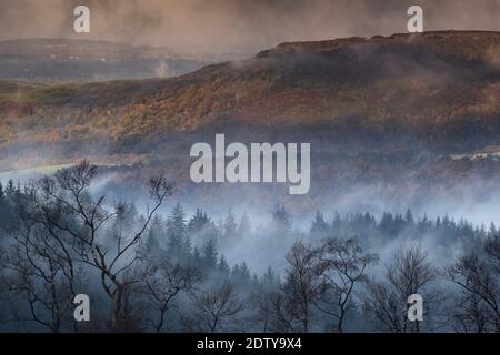 Morgennebel-Clearing von TEGG's Nose und Macclesfield Forest, in der Nähe von Macclesfield, Cheshire, England, Großbritannien Stockfoto