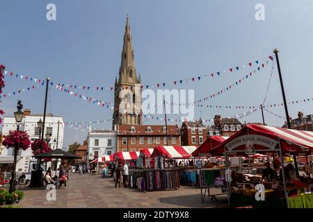 Newark Royal Market, Market Place, mit dem Turm der Pfarrkirche St. Mary Magdalene, Newark-on-Trent, Nottinghamshire, Großbritannien. Stockfoto