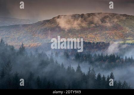 Morgennebel-Clearing von TEGG's Nose und Macclesfield Forest, in der Nähe von Macclesfield, Cheshire, England, Großbritannien Stockfoto