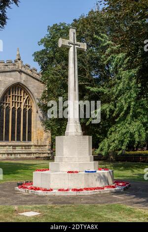 Opferkreuz auf dem Gelände der Pfarrkirche St. Mary Magdalene, Newark-on-Trent, Nottinghamshire, Großbritannien. Stockfoto