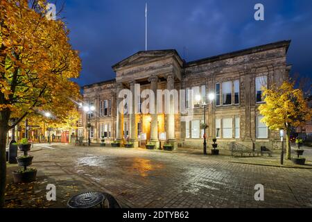 MacClesfield Town Hall bei Nacht im Herbst, Market Place, Macclesfield, Cheshire, England, Großbritannien Stockfoto