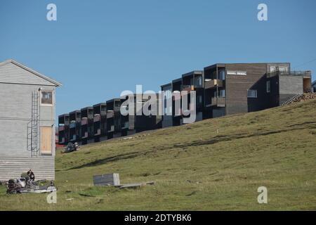 Longyearbyen, Svalbard, Norwegen - 22. Juli 2017: Traditionelle bunte Holzhäuser an einem sonnigen Tag in Longyearbyen Svalbard. Stockfoto