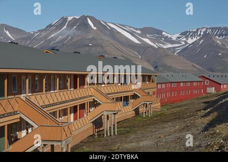 Longyearbyen, Svalbard, Norwegen - 22. Juli 2017: Traditionelle bunte Holzhäuser an einem sonnigen Tag in Longyearbyen Svalbard. Stockfoto