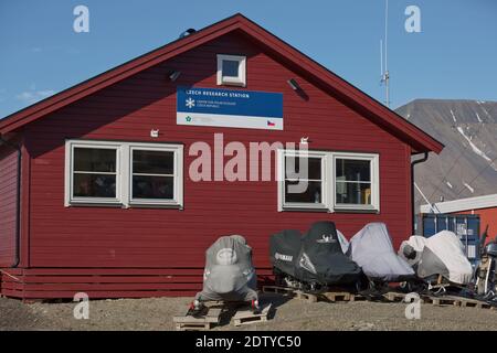 Longyearbyen, Svalbard, Norwegen - 22. Juli 2017: Tschechische Forschungsstation im Hafen von Longyearbyen Svalbard in Norwegen. Stockfoto