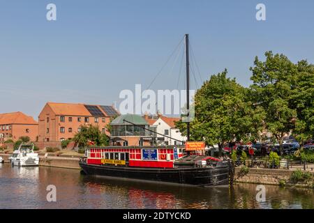 Das Cafe Castle Barge liegt am Fluss Trent in Newark-on-Trent, Nottinghamshire, Großbritannien. Stockfoto