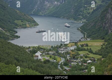 Geiranger, Norwegen - 24. Juni 2017: Geiranger Fjord, schöne Natur Norwegen. Es ist eine 15 Kilometer (9.3 Meilen) lange Abzweigung von der Sunnylvsfjorden, whi Stockfoto