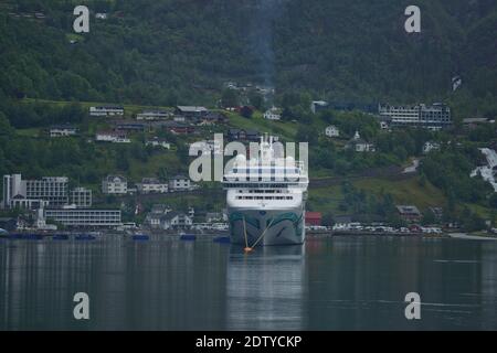 Geiranger, Norwegen - 24. Juni 2017: Kreuzfahrtschiff im Geiranger Fjord in Norwegen. Es ist eine 15 Kilometer (9.3 Meilen) lange Abzweigung von der Sunnylvsfjorden, whi Stockfoto