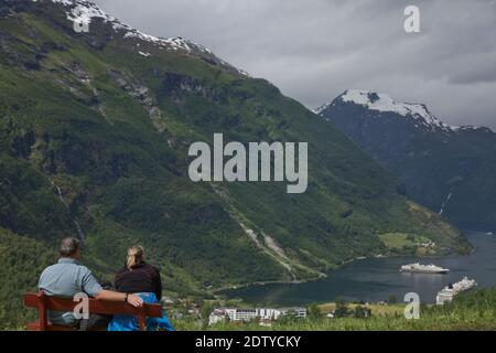 Geiranger, Norwegen - 24. Juni 2017: Paar mit Blick auf den Geiranger Fjord in Norwegen. Es ist eine 15 Kilometer (9.3 Meilen) lange Abzweigung vom Sunnylvsfjord, Stockfoto