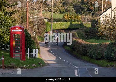 Reiter auf einer Kurve in der Straße, Marbury, Cheshire, England, Großbritannien Stockfoto