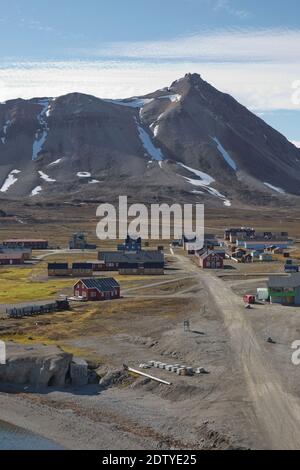 NY-Alesund, Svalbard, Norwegen - Juli 24 2017: Die kleine Stadt NY Alesund in Svalbard, einem norwegischen Archipel zwischen Norwegen und Nordpol. Es ist das Stockfoto