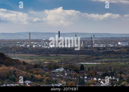 Stanlow Ölraffinerie über Helsby, Cheshire, England, Großbritannien angesehen Stockfoto