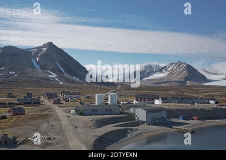 NY-Alesund, Svalbard, Norwegen - Juli 24 2017: Die kleine Stadt NY Alesund in Svalbard, einem norwegischen Archipel zwischen Norwegen und Nordpol. Es ist das Stockfoto