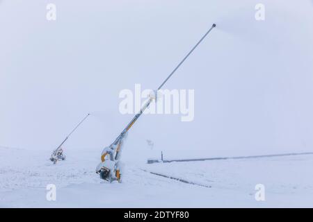 Geräte zum Schneewerfen auf Skipisten Stockfoto