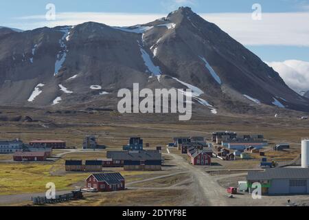 NY-Alesund, Svalbard, Norwegen - Juli 24 2017: Die kleine Stadt NY Alesund in Svalbard, einem norwegischen Archipel zwischen Norwegen und Nordpol. Es ist das Stockfoto