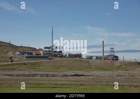 Longyearbyen, Svalbard, Norwegen - 22. Juli 2017: Der Bergbauhafen Longyearbyen Svalbard in Norwegen ist die nördlichste dauerhafte Siedlung der Welt. Stockfoto