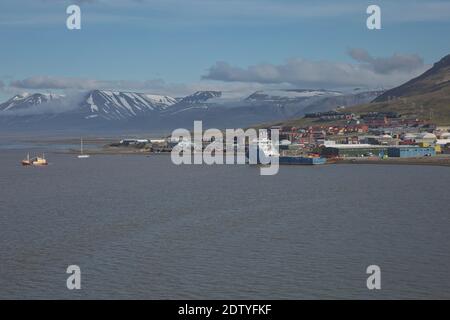 Longyearbyen, Svalbard, Norwegen - 22. Juli 2017: Der Bergbauhafen Longyearbyen Svalbard in Norwegen ist die nördlichste dauerhafte Siedlung der Welt. Stockfoto